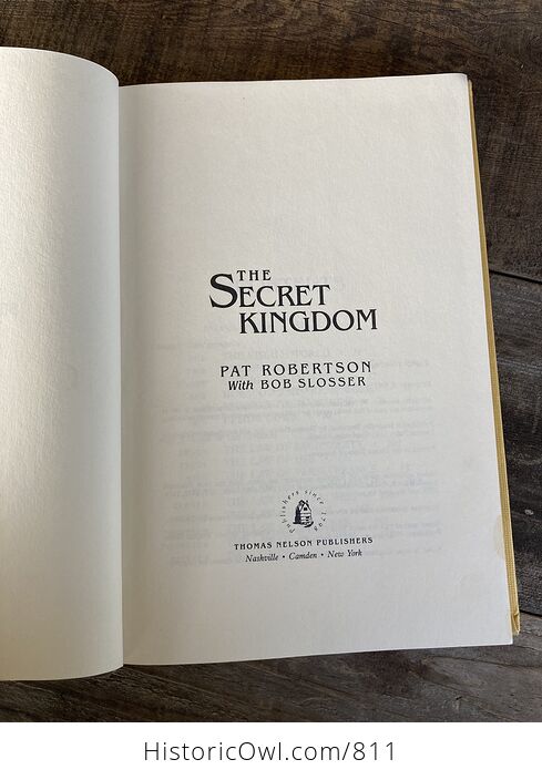 The Secret Kingdom Book by Pat Robertson with Bob Slosser Thomas Nelson Publishers C1982 - #DGEiUubx9sY-4