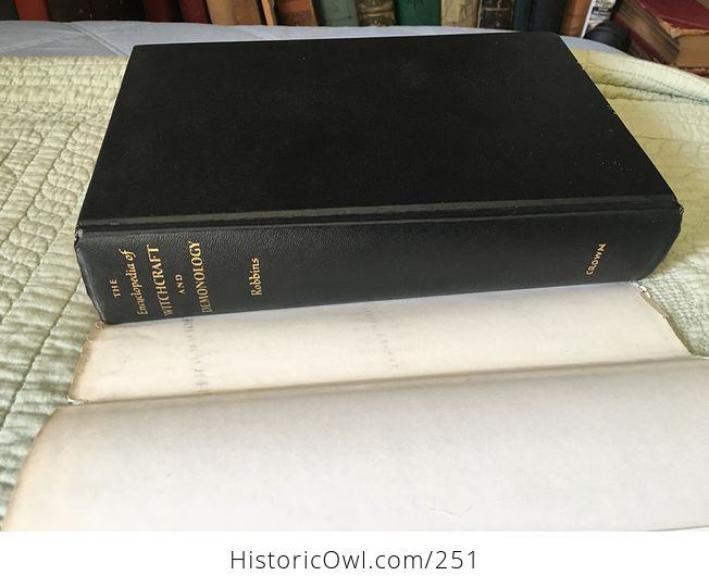 Vintage Illustrated Book the Encyclopedia of Witchcraft and Demonology by Rossell Hope Robbins Copyright 1959 - #pHlhG24EHqQ-4